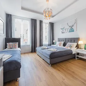 3* Aparthotel Six Suites, Old Town